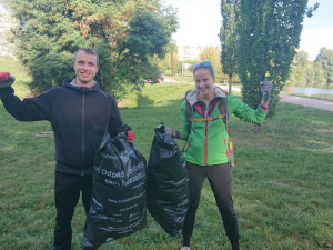 Během dopoledne dobrovolníci v Jičíně posbírali jedenáct pytlů odpadků. Našla se i lednička