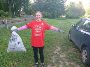 Během dopoledne dobrovolníci v Jičíně posbírali jedenáct pytlů odpadků. Našla se i lednička