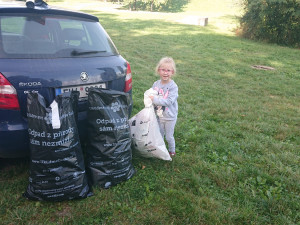 Během dopoledne dobrovolníci v Jičíně posbírali jedenáct pytlů odpadků. Našla se i lednička
