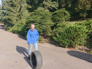 Během dopoledne dobrovolníci v Jičíně posbírali jedenáct pytlů odpadků. Našla se i lednička