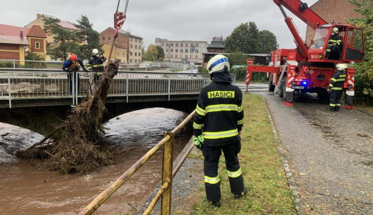 Technická pomoc při čištění řeky v Broumově Olivětíně