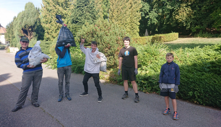 Během dopoledne dobrovolníci v Jičíně posbírali jedenáct pytlů odpadků. Našla se i lednička