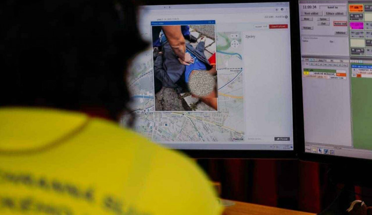 V kraji začínají záchranáři s volajícím komunikovat přes videohovor. Možné je to díky aplikaci Záchranka