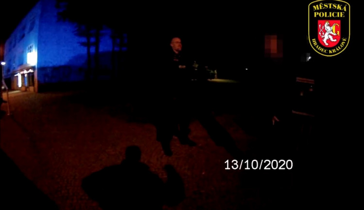 Po zběsilé jízdě se pokusil uplatit strážníky. Nepomohl mu ani pokus o útěk