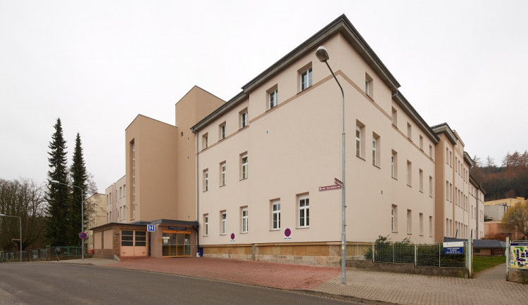 Trutnovská nemocnice od pondělí pozastaví plánované operace