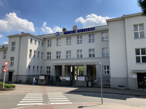 Nemocnice v Hradci Králové omezuje operace. Chce tak uvolnit další lůžka pro koronavirové pacienty