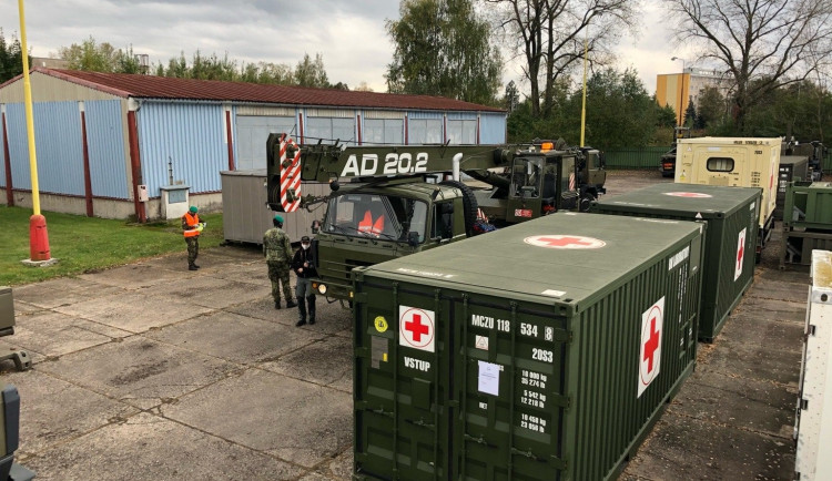 FOTO: Vojáci začali v Hradci Králové nakládat polní nemocnice pro Prahu