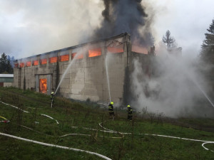Požár haly se senem v Bartošovicích