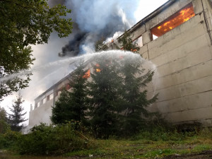 Požár haly se senem v Bartošovicích