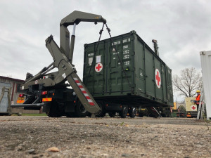 FOTO: Vojáci začali v Hradci Králové nakládat polní nemocnice pro Prahu