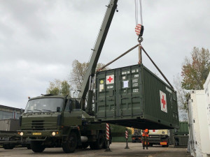 FOTO: Vojáci začali v Hradci Králové nakládat polní nemocnice pro Prahu