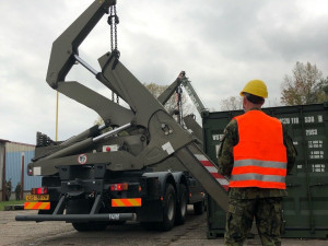 FOTO: Vojáci začali v Hradci Králové nakládat polní nemocnice pro Prahu