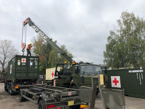 FOTO: Vojáci začali v Hradci Králové nakládat polní nemocnice pro Prahu