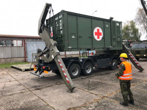 FOTO: Vojáci začali v Hradci Králové nakládat polní nemocnice pro Prahu