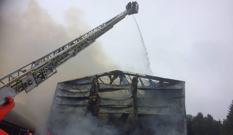 Škoda po požáru skladu sena v Suchém Dole na Náchodsku se vyšplhala na 20 milionů korun