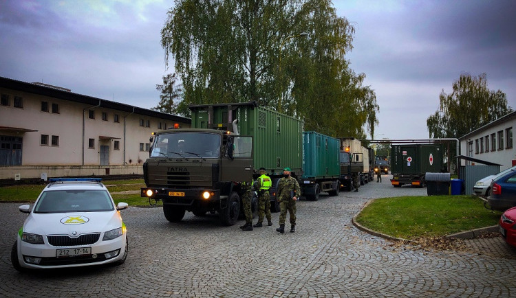 FOTO: V Letňanech začala stavba polní nemocnice. Část vybavení dorazilo z Hradce Králové