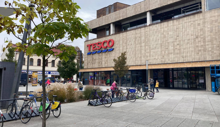 FOTO: V Hradci Králové se dnes otevřelo nové obchodní centrum. Prošlo kompletní rekonstrukcí