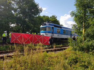 Vlak srazil u Červeného Kostelce člověka. Provoz na trati je zastaven