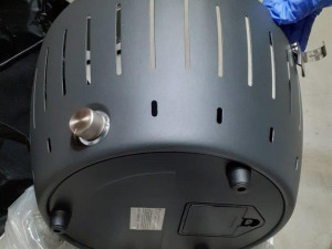 Celníci zmařili prodej padělaných grilů. V Hradci Králové jich zabavili přes stovku