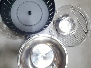 Celníci zmařili prodej padělaných grilů. V Hradci Králové jich zabavili přes stovku