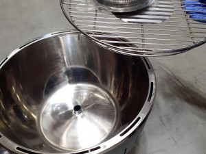 Celníci zmařili prodej padělaných grilů. V Hradci Králové jich zabavili přes stovku