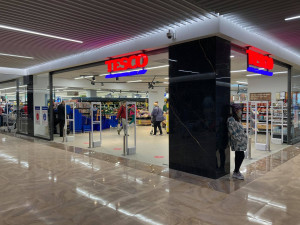 V Hradci Králové se dnes otevřelo nové obchodní centrum. Prošlo kompletní rekonstrukcí