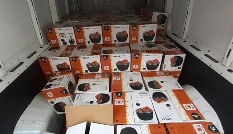 Celníci zmařili prodej padělaných grilů. V Hradci Králové jich zabavili přes stovku