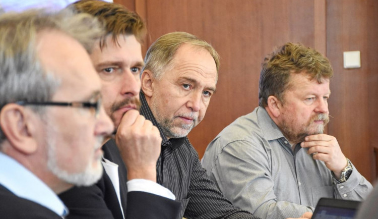 Efektivně trasovat je při tomto počtu nově nakažených nemožné, potvrdil ředitel hradeckých hygieniků