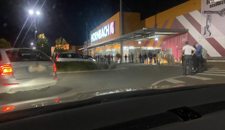 Promořování v praxi. U některých obchodů se včera večer stála fronta až ven