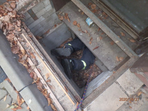 záchrana kotěte z úzké šachty ve Vrchlabí