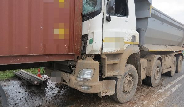 Opilý řidič nedodržel bezpečnou vzdálenost. Ťukanec do auta před ním vyšel na 370 tisíc korun