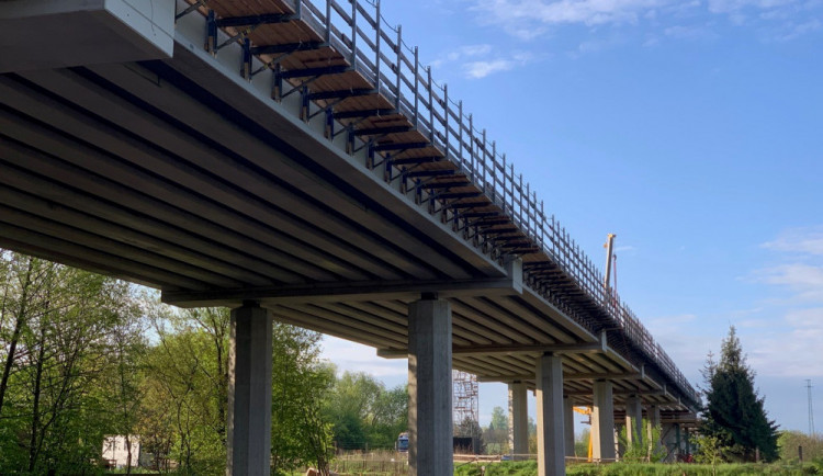 Po novém mostu u Hořic řidiči poprvé pojedou 1. listopadu