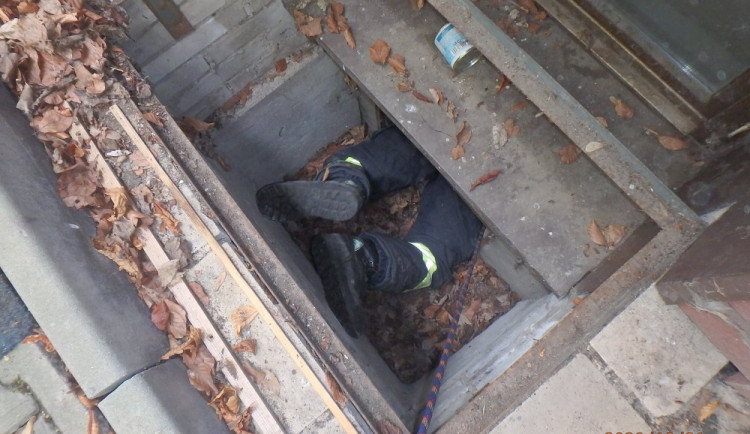 záchrana kotěte z úzké šachty ve Vrchlabí