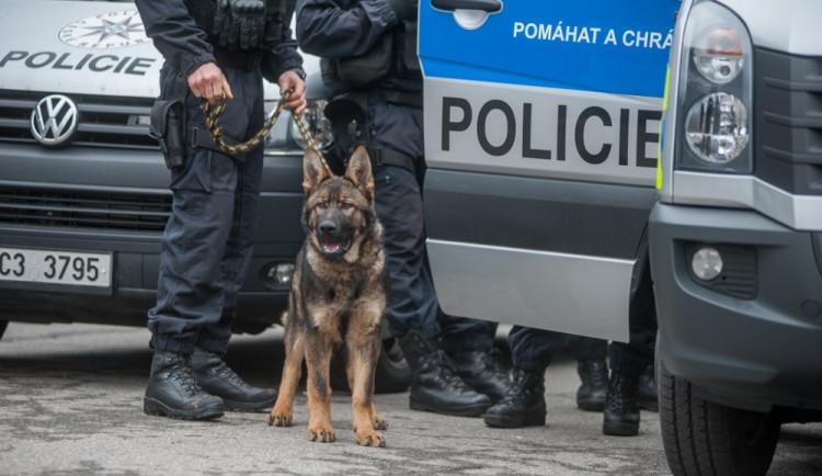 Zdrogovaný mladík volal na policii, že ho unáší v kufru auta. Nakonec se ukázalo, že má halucinace