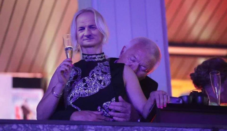 Lid se bouří, internet směje. Prymula s Faltýnkem se po noci na Vyšehradě stali terčem internetových vtipálků