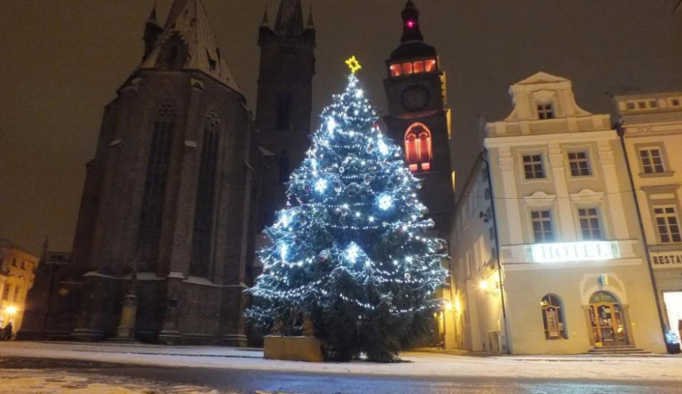 Hradec bude mít jen dva vánoční stromy, trhy přesune