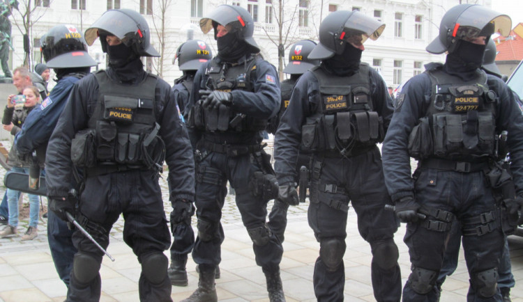 Stovky policistů budou hlídat středeční protesty v Praze. Opět vypomohou i policisté z Královéhradeckého kraje