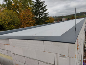 Nová střecha na první části znovu vznikajícího fotbalového zázemí