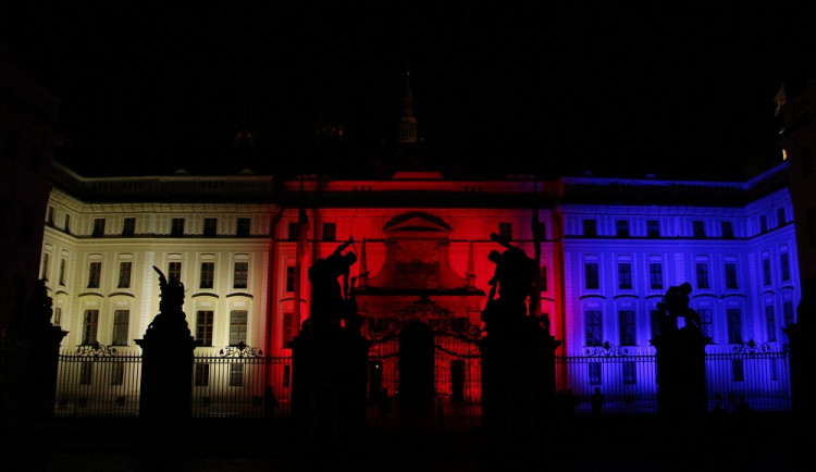 Prezident Zeman vyznamenal válečné veterány či lidi bojující proti epidemii. V projevu vyzval k dodržování opatření