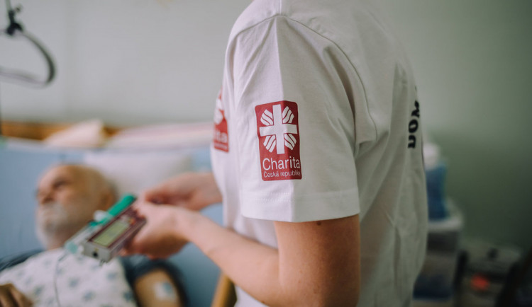 Diecézní charita Hradec Králové se obává kolapsu domácí zdravotní péče. Hledá proto dobrovolníky