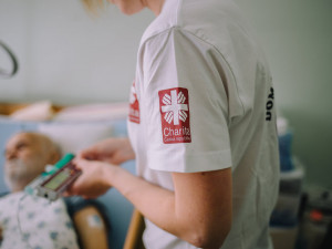 Diecézní charita Hradec Králové se obává kolapsu domácí zdravotní péče. Hledá proto dobrovolníky