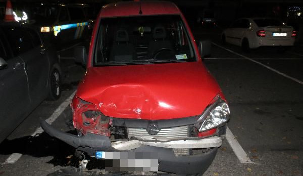 Auto se kterým řidič naboural sloup veřejného osvětlení, narazil do značky a do BMW