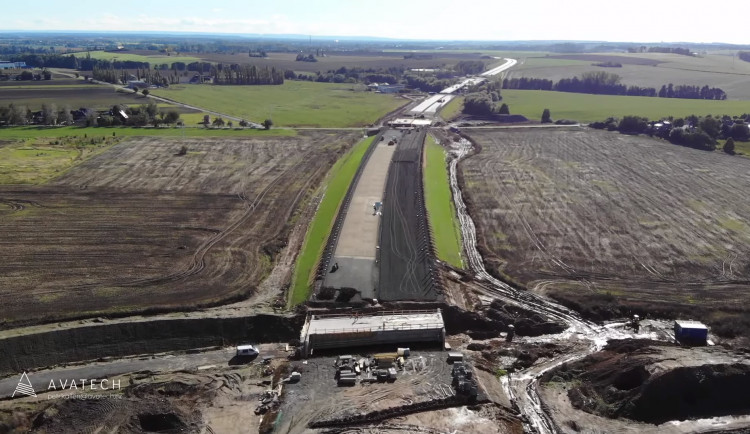 VIDEO: Takhle vypadá pokládání asfaltu na budoucí D11 z výšky