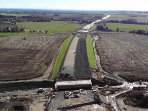 VIDEO: Takhle vypadá pokládání asfaltu na budoucí D11 z výšky