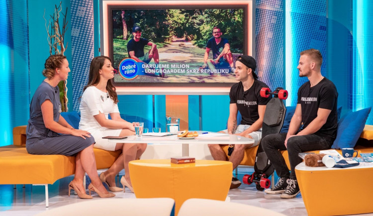 Na longboardech urazili přes 880 km napříč celou Českou republikou a získali téměř půl miliónu korun pro malého Milánka