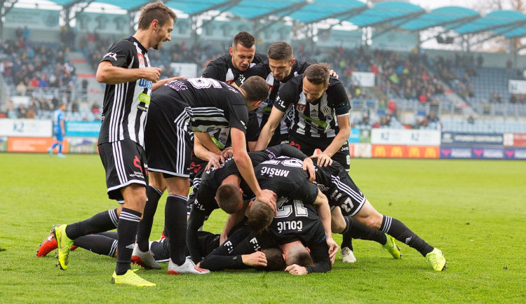 Vláda schválila obnovení profesionálních soutěží v přísném režimu