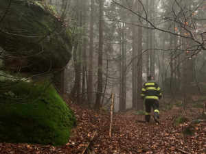 Žena se ztratila ve skalách, hasiči ji našli těsně před setměním
