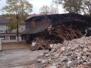 Historické kino Dřevěnka to má spočítané, místo revitalizace se do něj pustily bagry