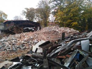 Historické kino Dřevěnka to má spočítané, místo revitalizace se do něj pustily bagry