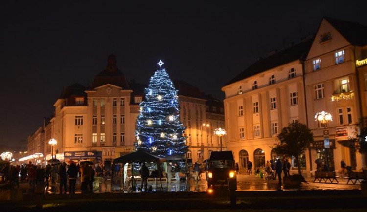Vánoční stromy na hradecká náměstí jsou připraveny. Rozsvítí se o první adventní neděli